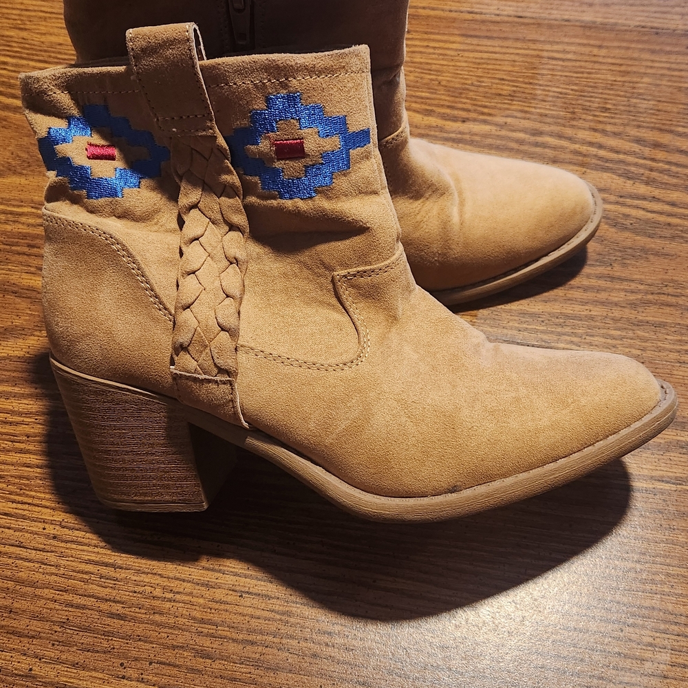 Qupid Suede Braided Embroidered Boho Women’s Booties Size 7